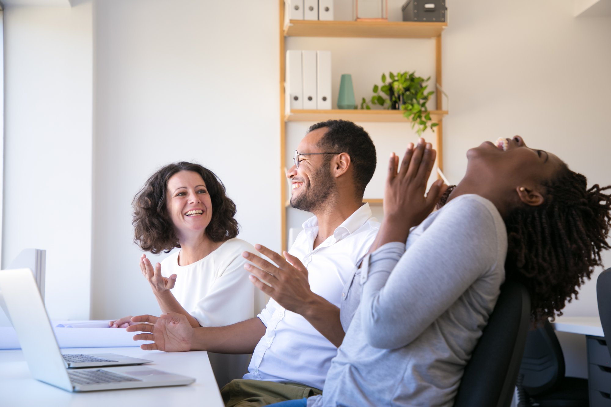 empleados-alegres-hablando-y-riendo-en-el-lugar-de-trabajo-1
