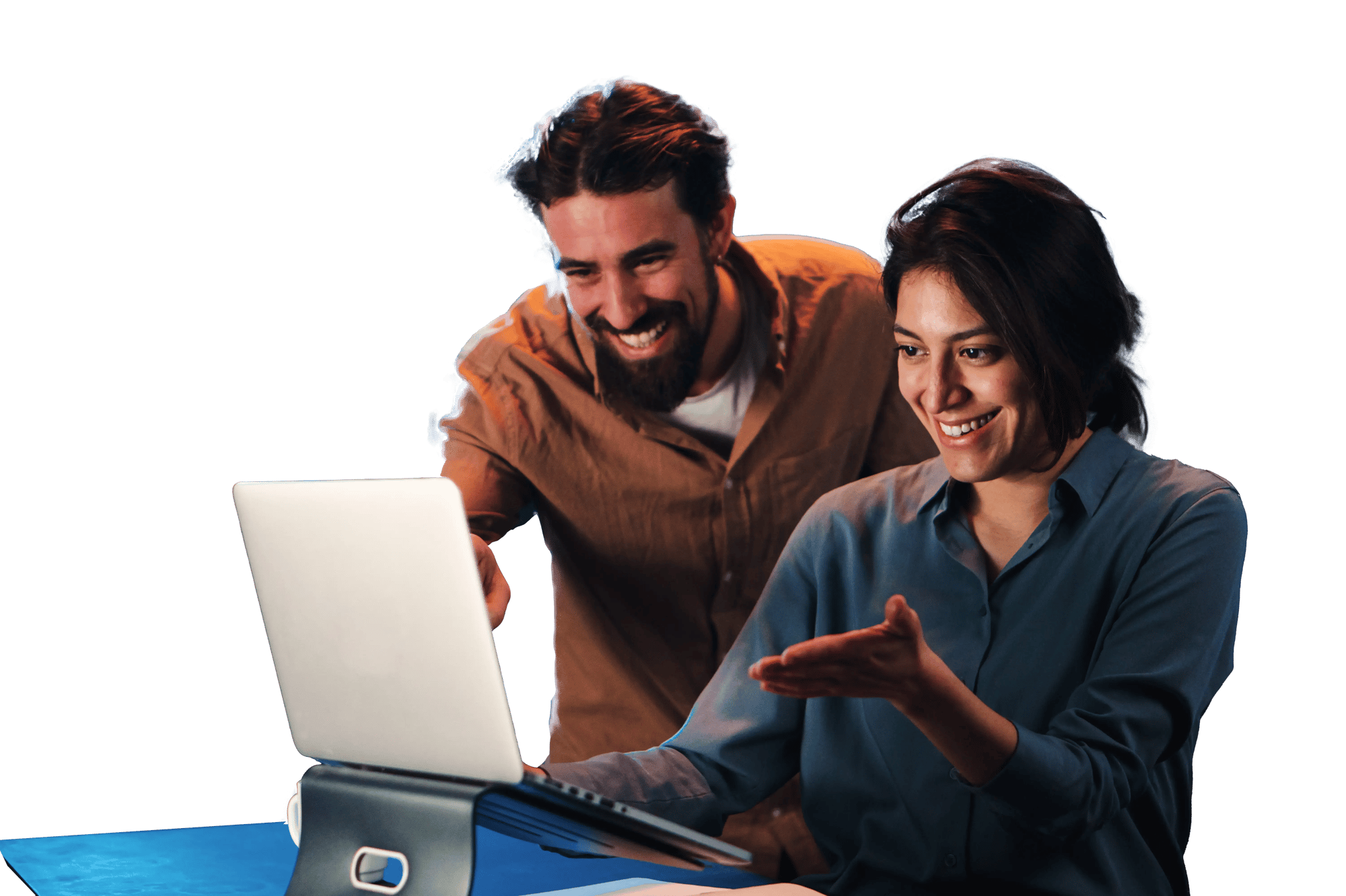 happy-business-couple-working-on-a-laptop-computer tecnology experis solucion