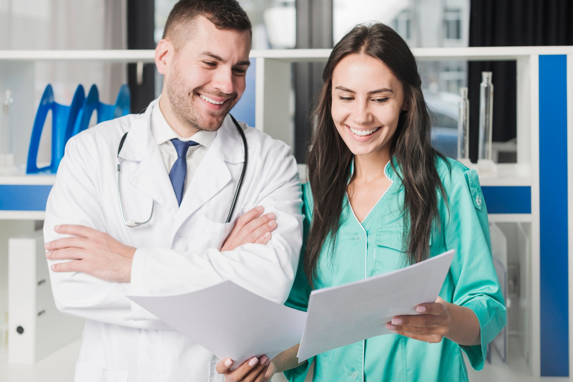 medicos-alegres-de-pie-con-papel