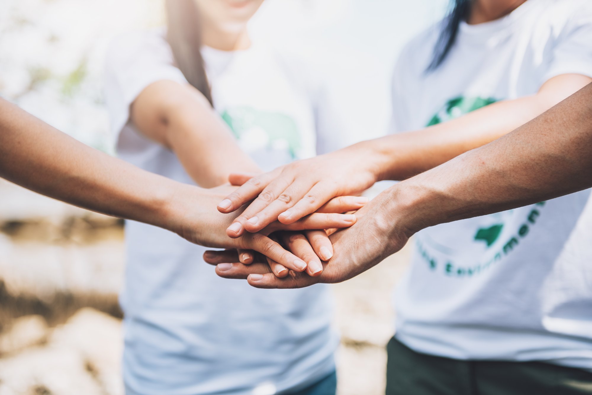 primer-plano-de-personas-voluntarias-trabajo-en-equipo-poniendo-el-dedo-en-forma-de-estrellamanos-juntaspila-de-manosunidad-y-trabajo-en-equipo-en-el-dia-mundial-del-medio-ambiente-1