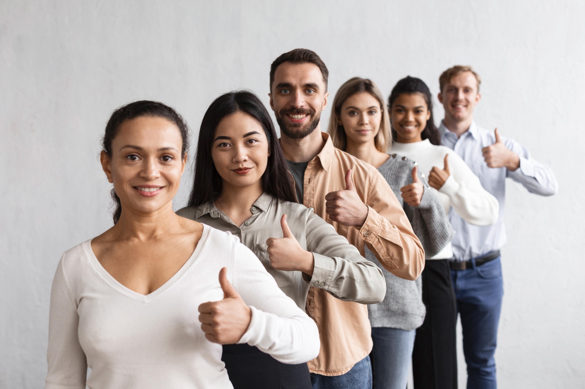 gente-sonriente-dando-pulgar-hacia-arriba-en-una-sesion-de-terapia-de-grupo